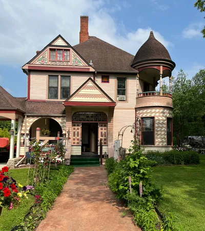 $990,000 | 708 Parkway Avenue South, Lanesboro, MN 55949