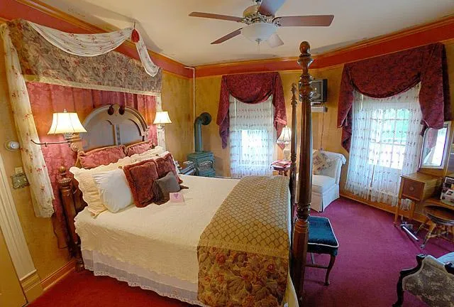 $990,000 | 708 Parkway Avenue South, Lanesboro, MN 55949