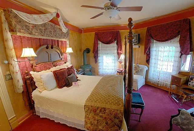 $990,000 | 708 Parkway Avenue South, Lanesboro, MN 55949