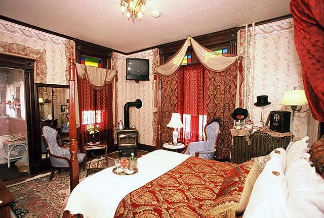 $990,000 | 708 Parkway Avenue South, Lanesboro, MN 55949