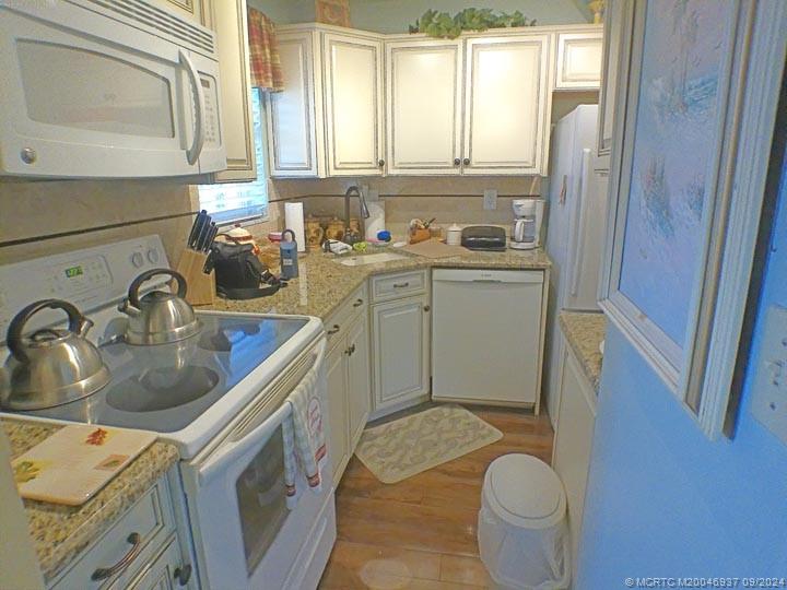 1995 Southwest Palm City Road, Unit D Stuart, FL 34994 - Photo 4 of 37 KITCHEN