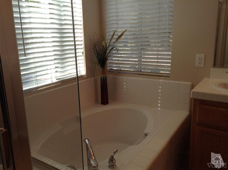 2564 Cloverleaf Lane Simi Valley, CA 93063 - Photo 19 of 30 a bathroom with a bathtub