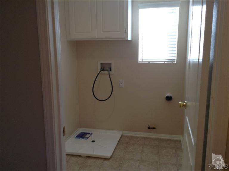 2564 Cloverleaf Lane Simi Valley, CA 93063 - Photo 23 of 30 a bathroom with a shower