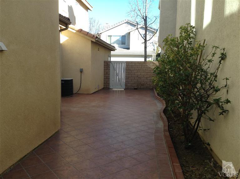 2564 Cloverleaf Lane Simi Valley, CA 93063 - Photo 4 of 30 a view of a house with a yard