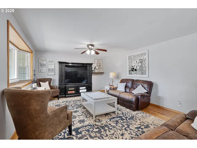 $699,000 | 20415 Highway 213, Oregon City, OR 97045