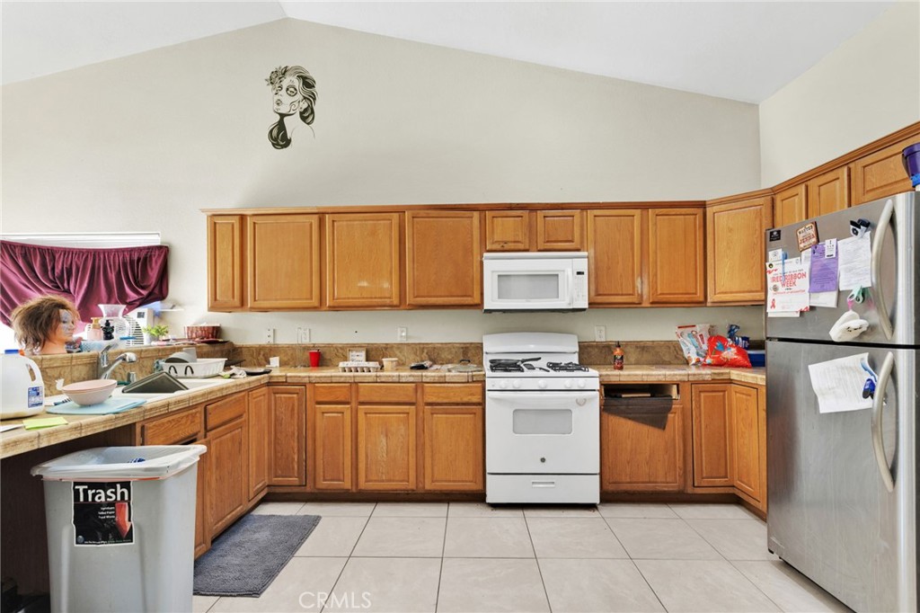 16255 Seneca Road Victorville, CA 92395 - Photo 8 of 38