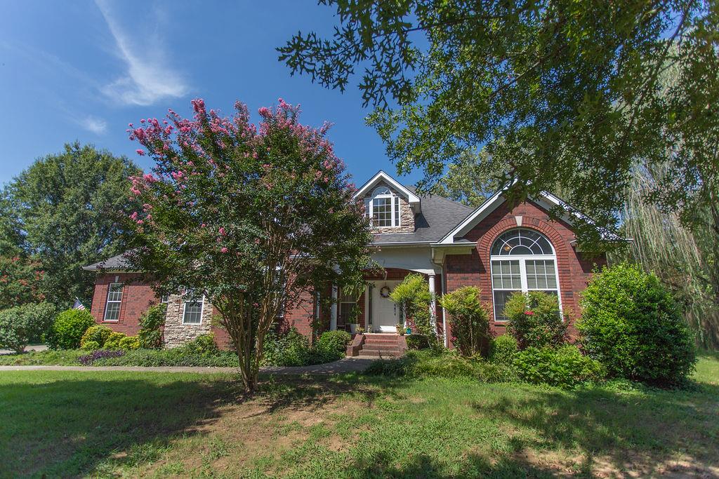 1009 Lake Rise Overlook Gallatin, TN 37066 - Photo 2 of 20 a front view of a house with a garden