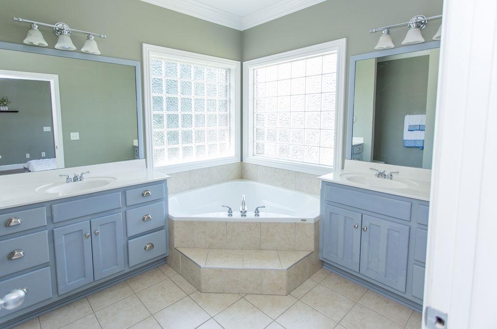 1009 Lake Rise Overlook Gallatin, TN 37066 - Photo 5 of 20 a bathroom with a tub sink and mirror