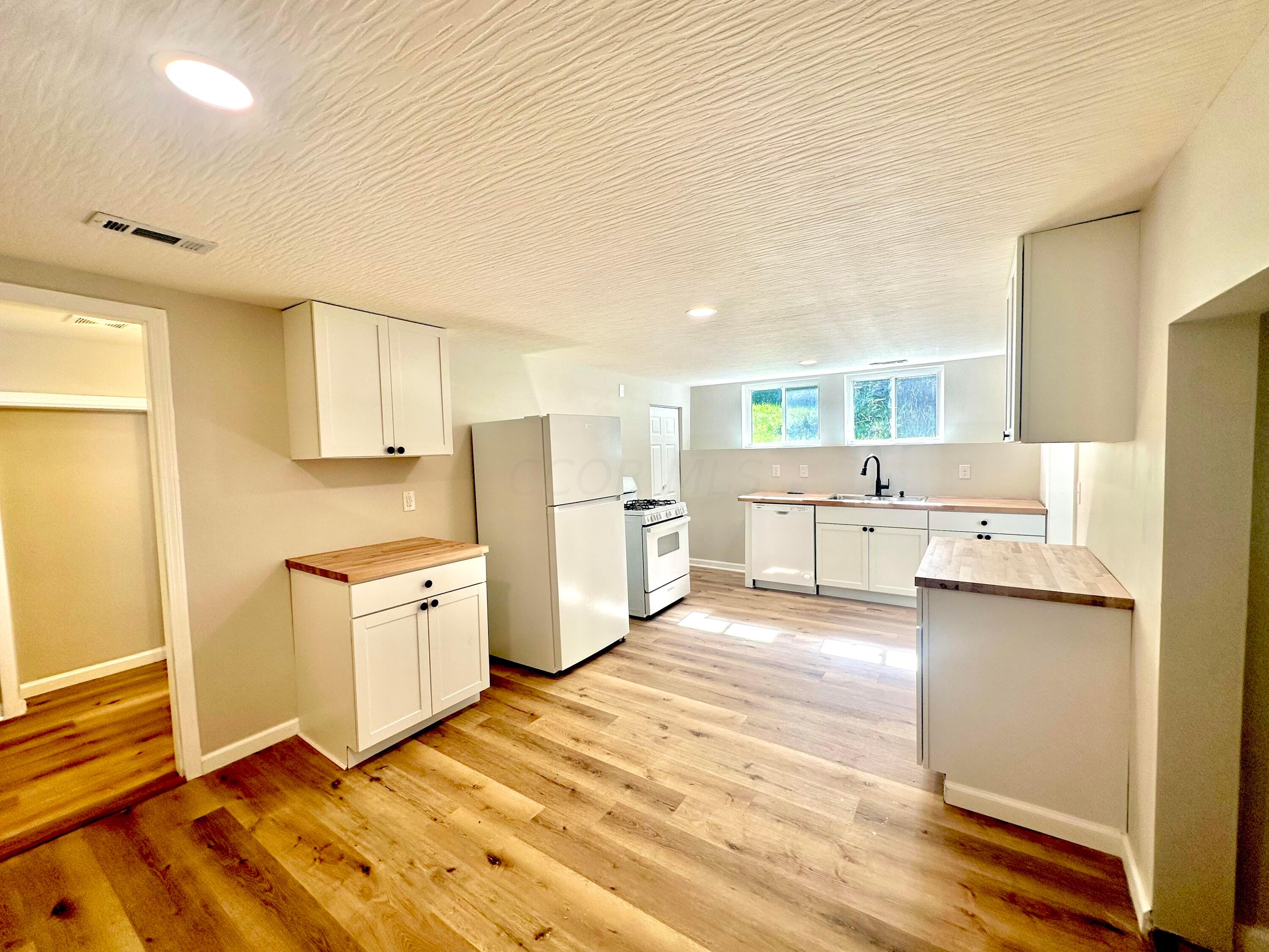 1960 Boving Road Southwest Lancaster, OH 43130 - Photo 3 of 13 Kitchen