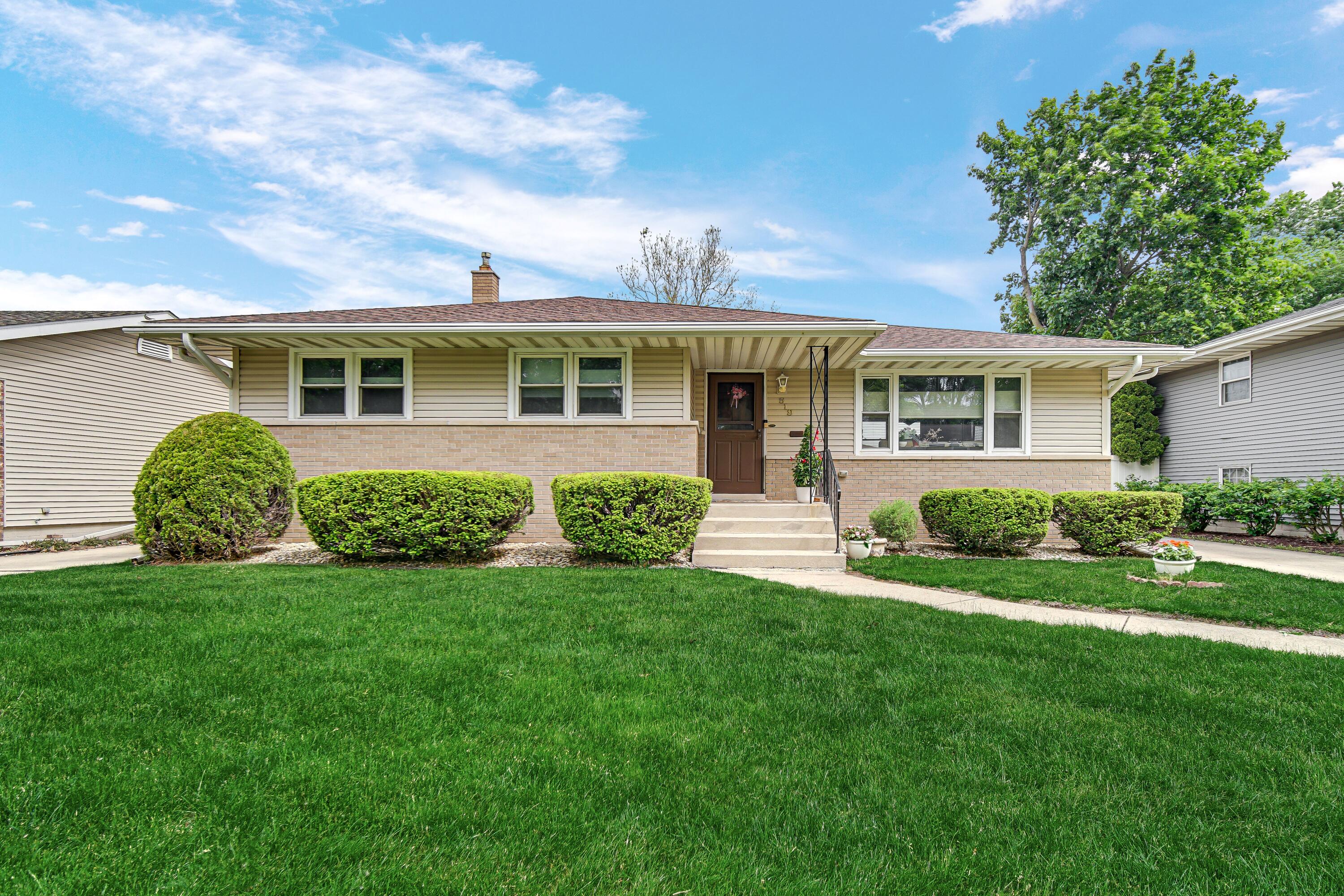 519 Hickory Lane Munster, IN 46321 - Photo 1 of 19 3000x2000