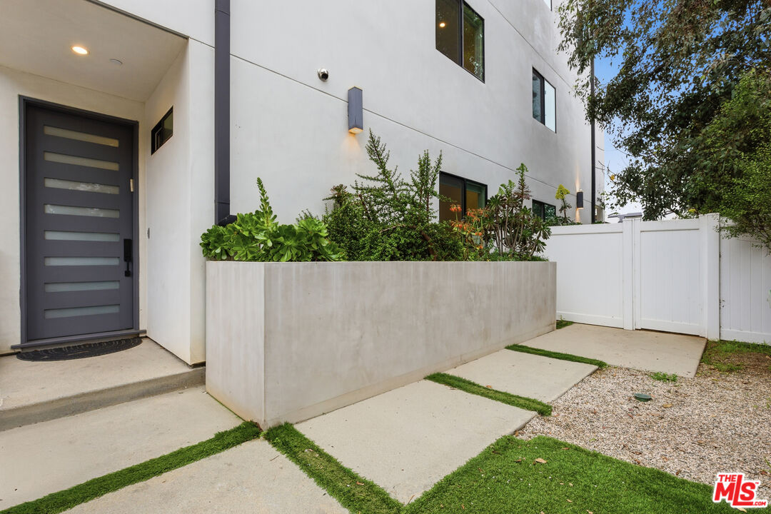 13822 Oxnard Street Van Nuys, CA 91401 - Photo 2 of 23 a view of an entrance of house