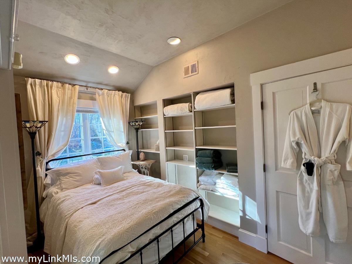 300 N Road Chilmark, MA 02535 - Photo 14 of 38