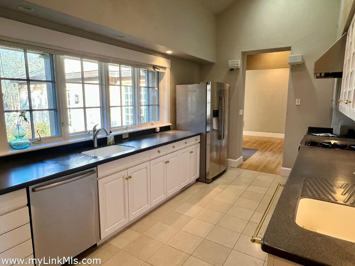 300 N Road Chilmark, MA 02535 - Photo 7 of 38