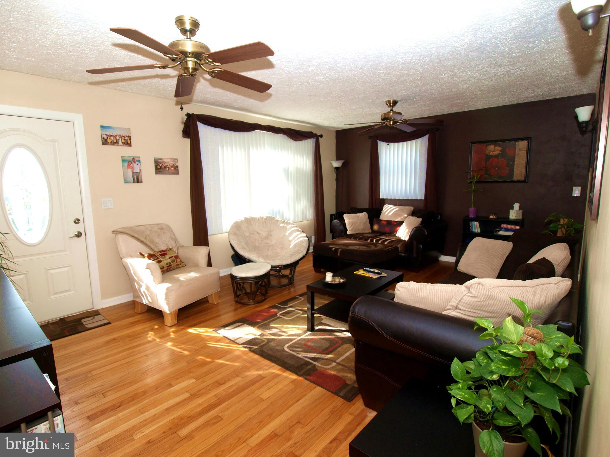 222 Lake Road Pasadena, MD 21122 - Photo 4 of 30 Living Room