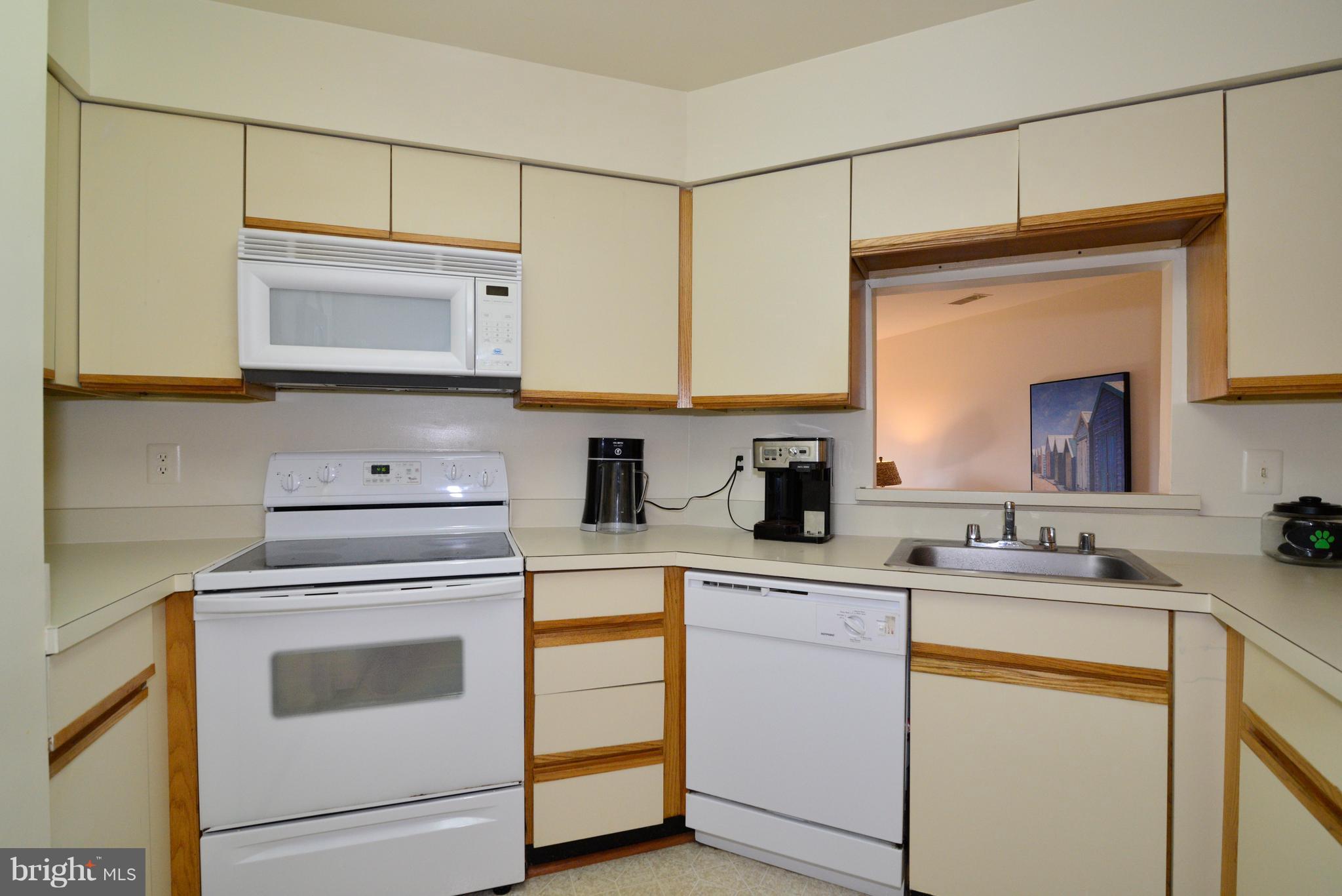 11220 Harbor Court, Unit 11220 Reston, VA 20191 - Photo 9 of 29 Kitchen with functional layout.