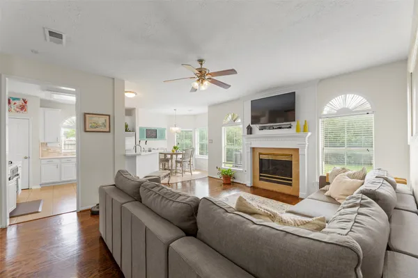 $2,500 | 44 Parkway Place, Houston, TX 77040