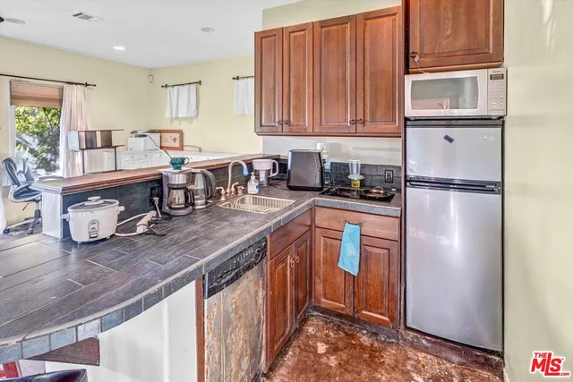 $6,925 | 212 3rd Avenue, Venice, CA 90291