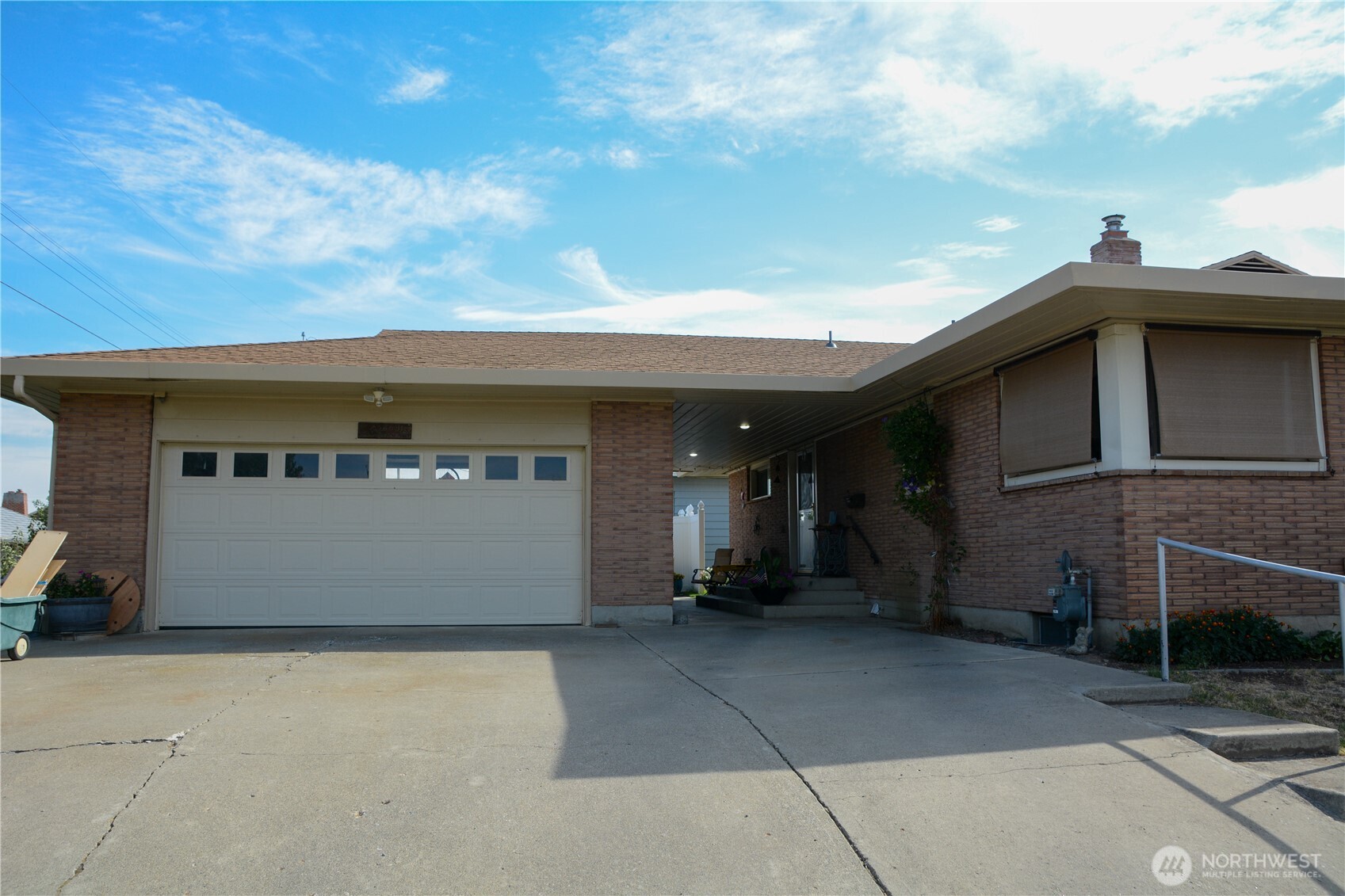 310 West 9th Avenue Ritzville, WA 99169 - Photo 36 of 38 a front view of a house with a garage