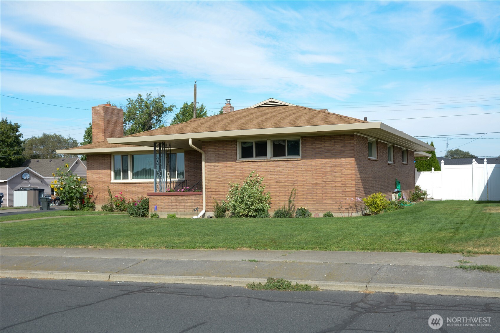310 West 9th Avenue Ritzville, WA 99169 - Photo 38 of 38 a front view of a house with a garden
