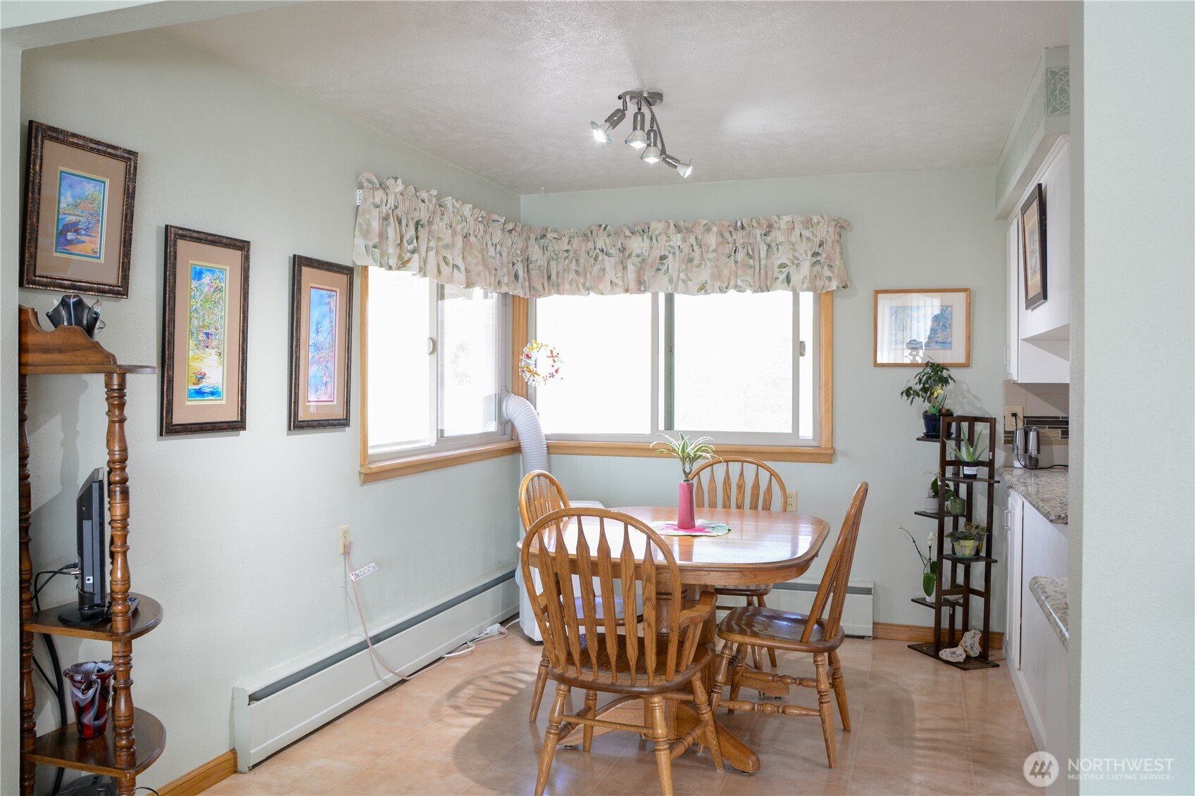310 West 9th Avenue Ritzville, WA 99169 - Photo 5 of 38 a dining room with furniture and window