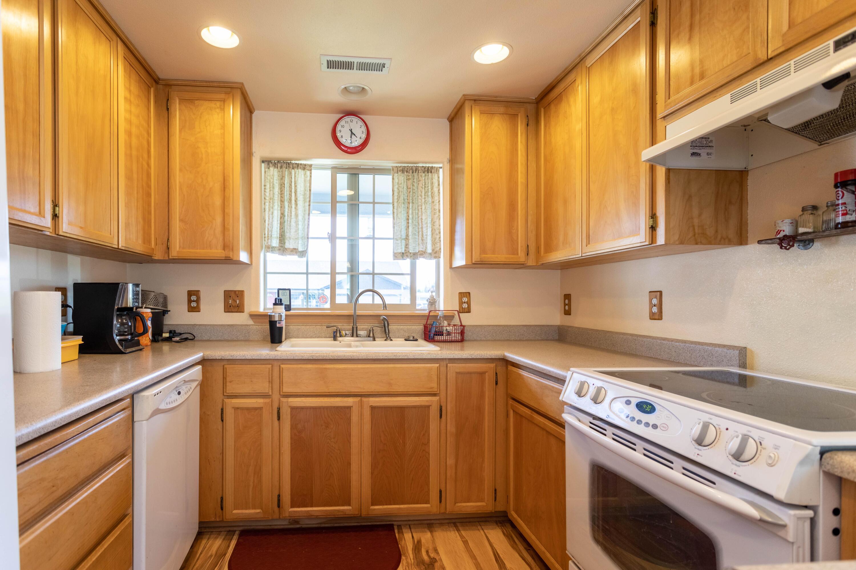609 Karic Way Eagle Point, OR 97524 - Photo 5 of 19 5