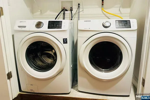 a close up view of a washer and dryer