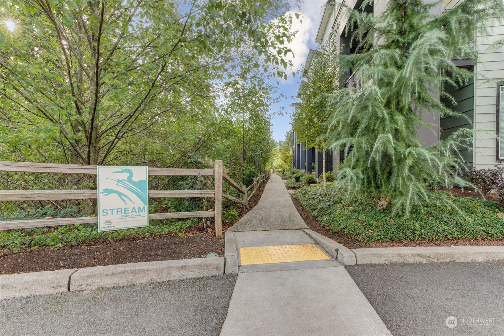524 Pl Se 238th Bothell Wa 98021, Unit D Bothell, WA 98021 - Photo 36 of 37 a view of outdoor space and yard