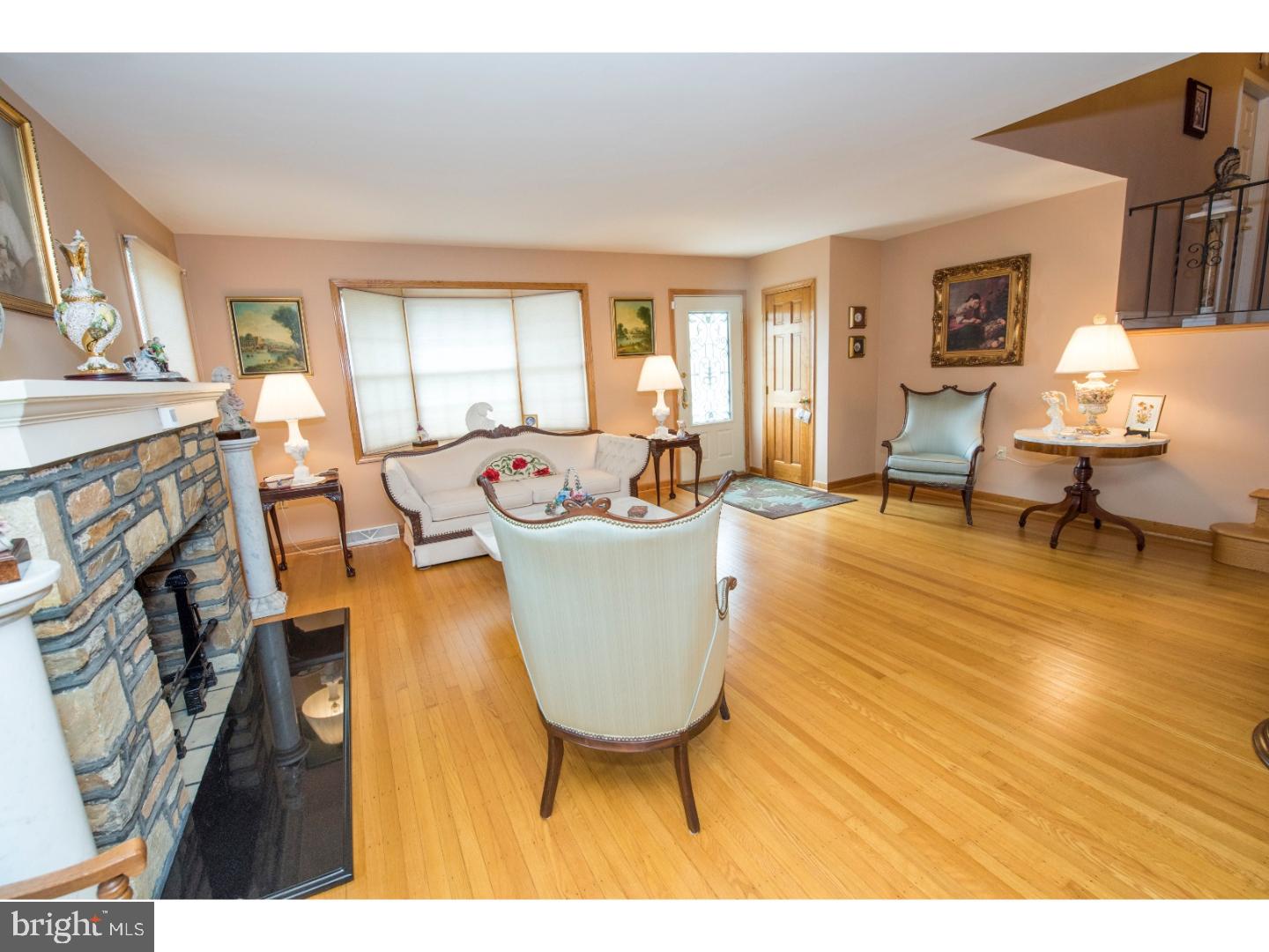 424 New Road Southampton, PA 18966 - Photo 3 of 25 Living Room