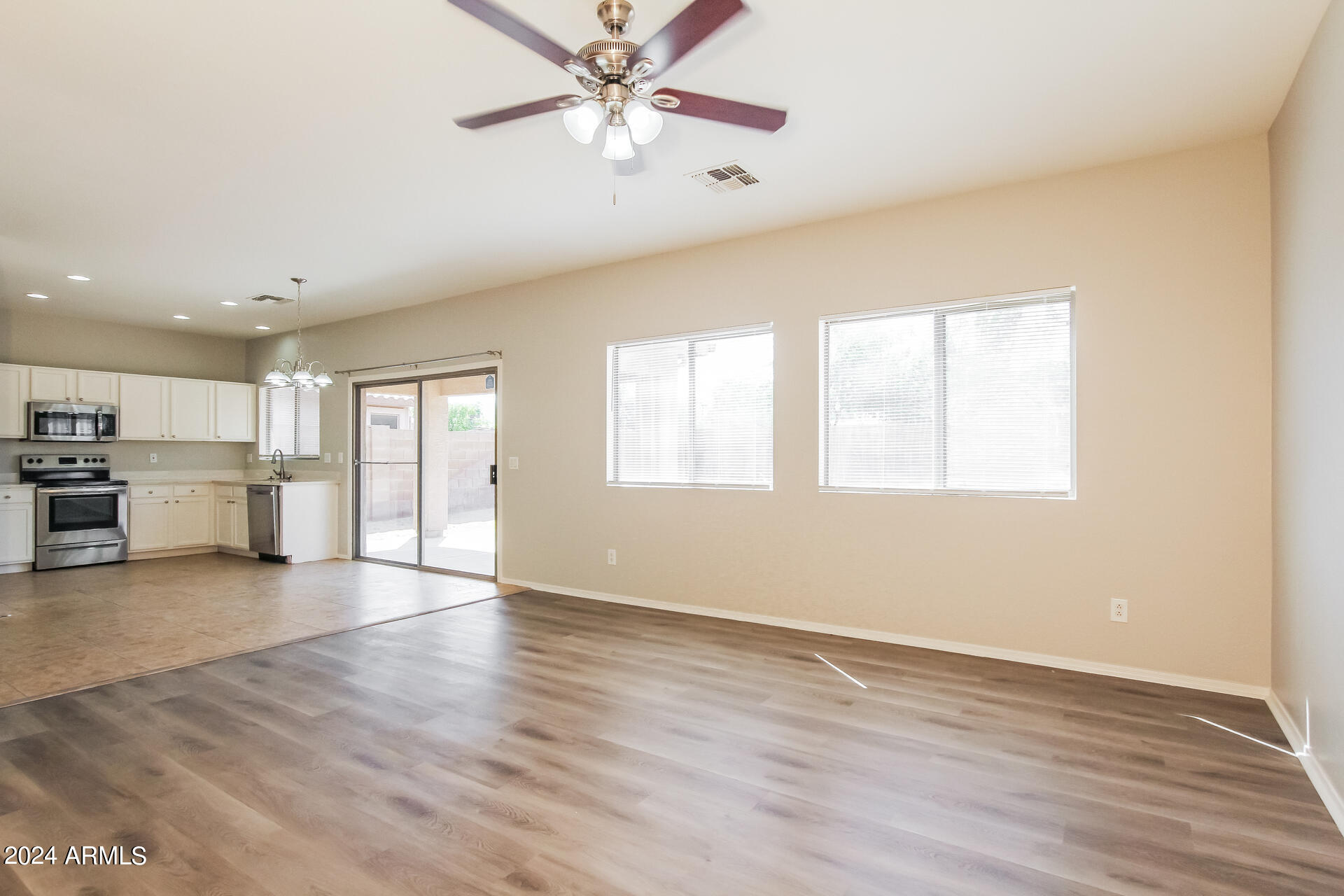 325 West Harwell Rd. Phoenix, AZ 85041 - Photo 5 of 22 006-photo-living-room-14031669