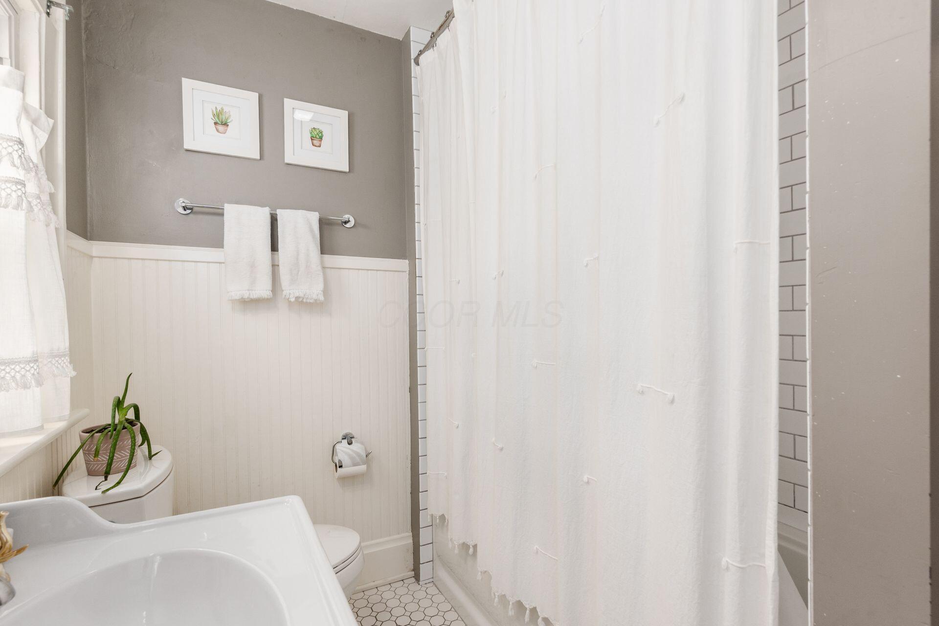 311 Chatham Road Columbus, OH 43214 - Photo 29 of 44 2nd Floor Full Bath