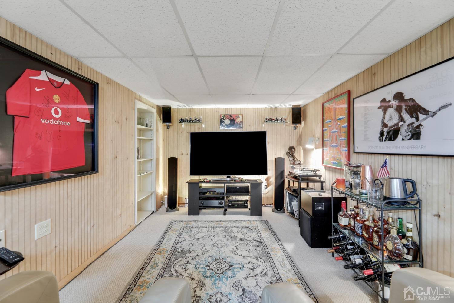 81 Pheasant Run Edison, NJ 08820 - Photo 18 of 24 a living room with furniture and a flat screen tv