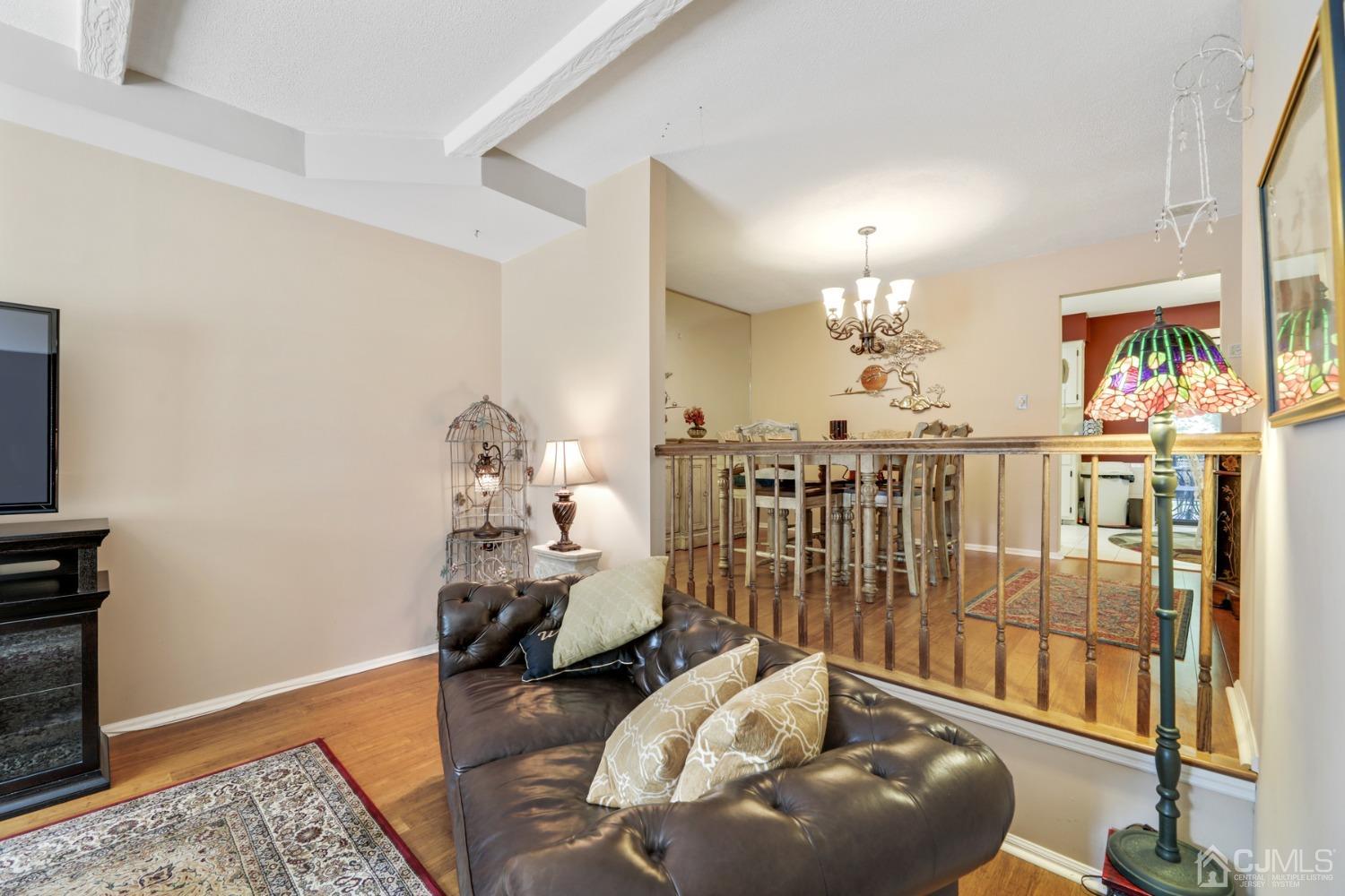 81 Pheasant Run Edison, NJ 08820 - Photo 5 of 24 a living room with furniture
