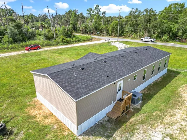 a view of a house with a yard