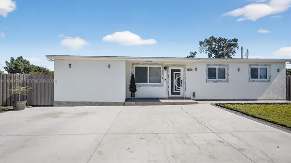 a view of a house with backyard and a area