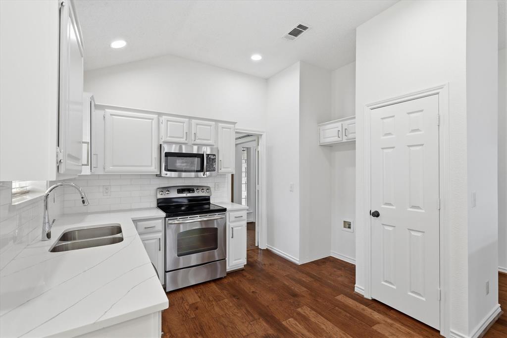 11313 Canoe Road Frisco, TX 75035 - Photo 14 of 40 The Kitchen has updated quartz countertops.