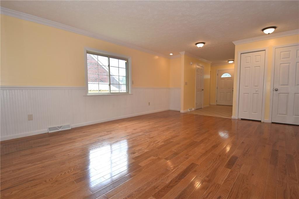 3478 Evergreen Road Pittsburgh, PA 15237 - Photo 5 of 25 Living Room