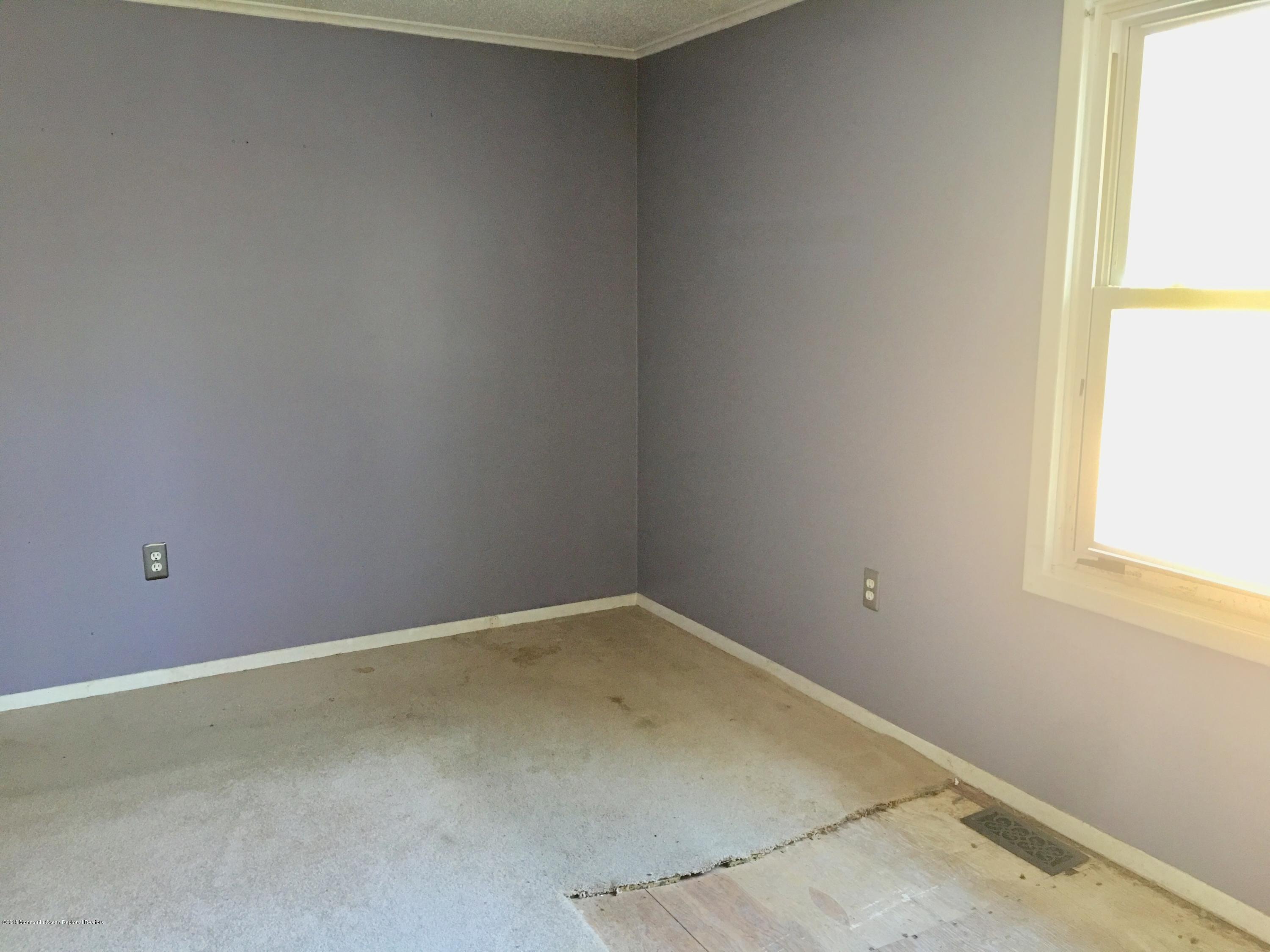627 Leesville Road Jackson, NJ 08527 - Photo 12 of 17 an empty room with a window