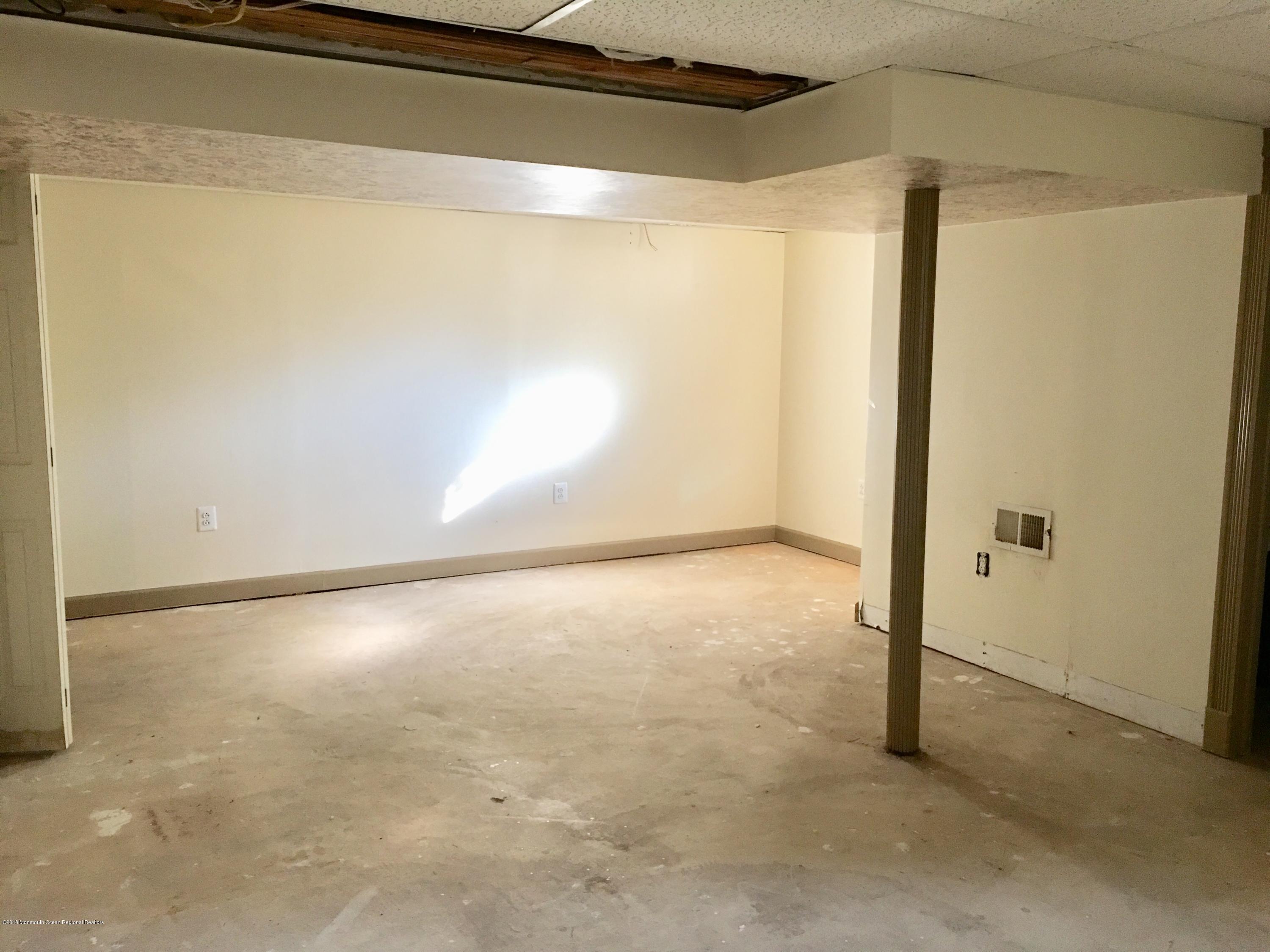 627 Leesville Road Jackson, NJ 08527 - Photo 14 of 17 a view of an empty room
