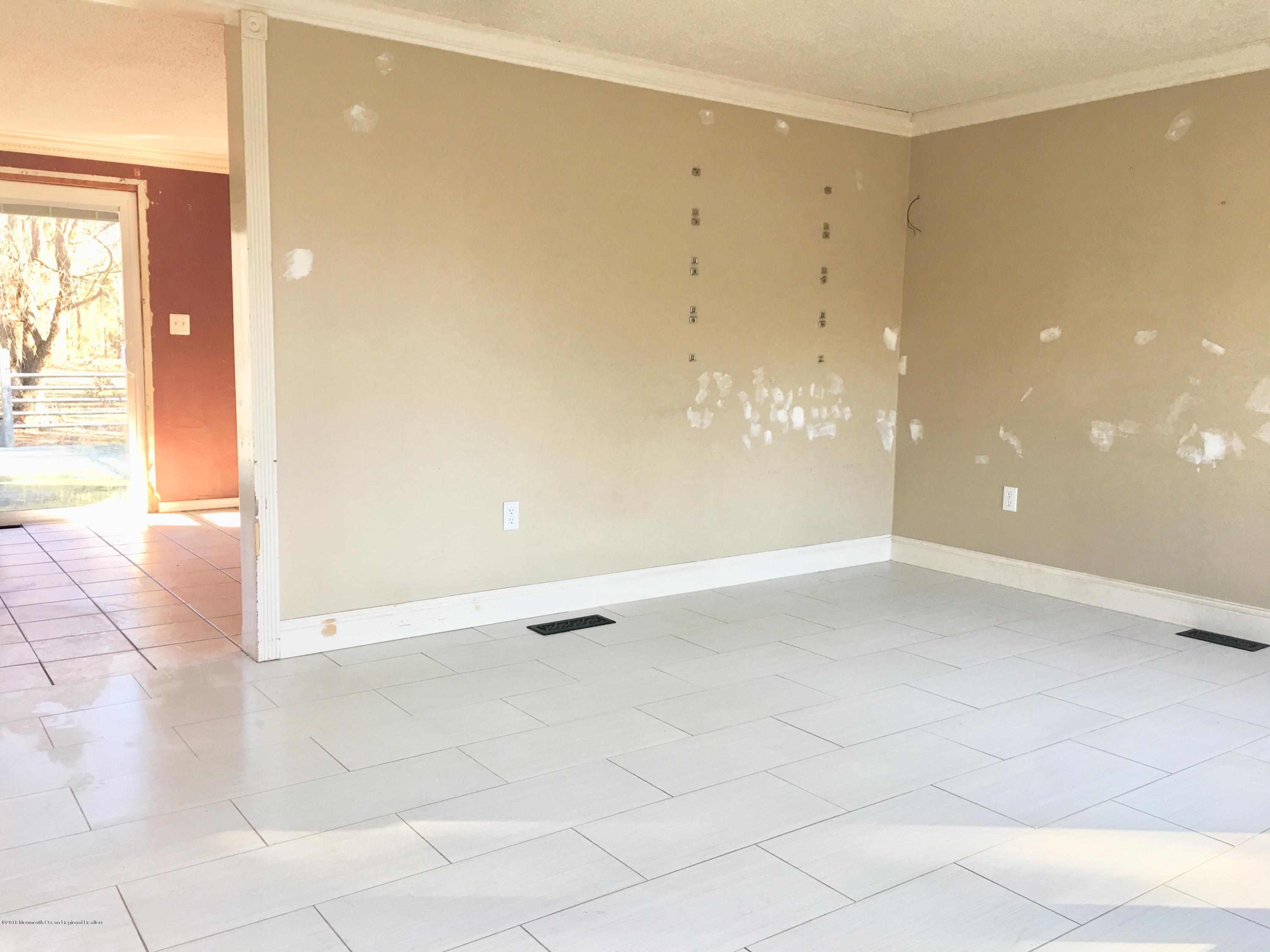 627 Leesville Road Jackson, NJ 08527 - Photo 5 of 17 a view of an empty room