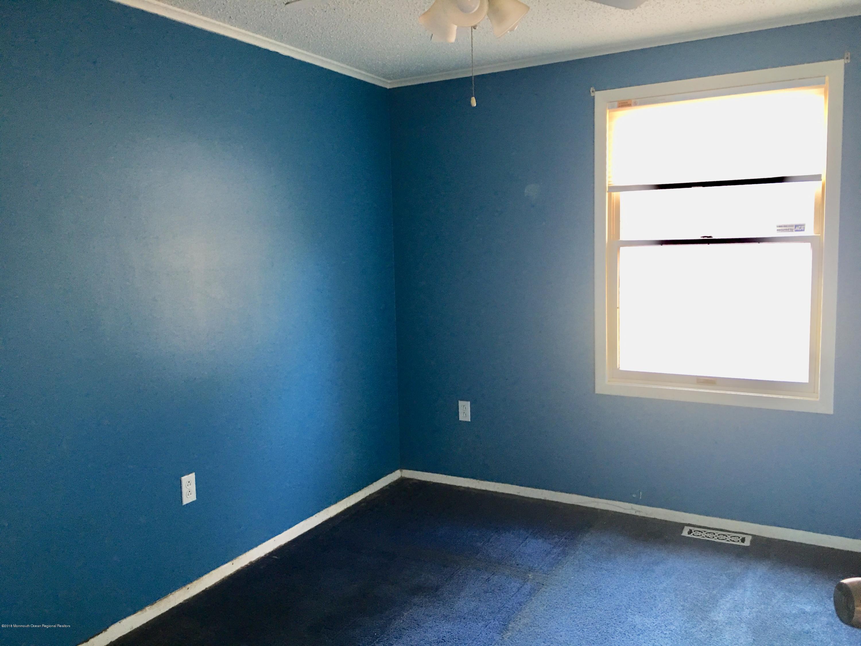 627 Leesville Road Jackson, NJ 08527 - Photo 10 of 17 an empty room with a window