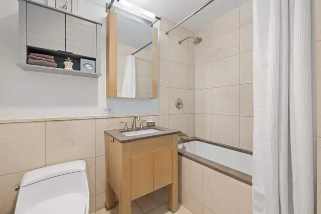 $799,000 | 350 West 42nd Street, Unit 18E | Hell's Kitchen