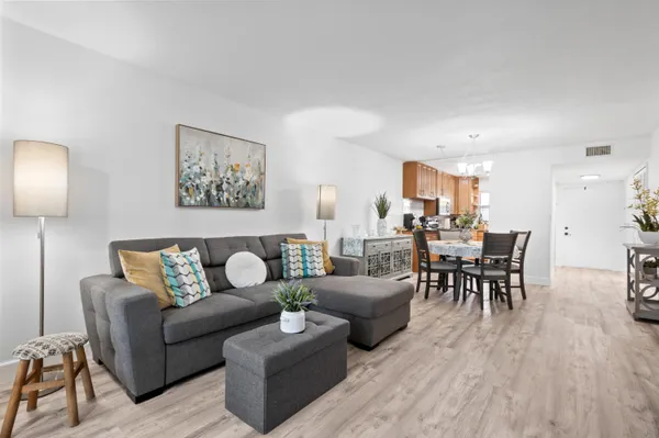 $115,000 | 9350 Sunrise Lakes Boulevard, Unit 205, Sunrise, FL 33322