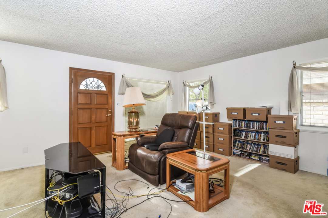 25252 De Wolfe Road Newhall, CA 91321 - Photo 3 of 16
