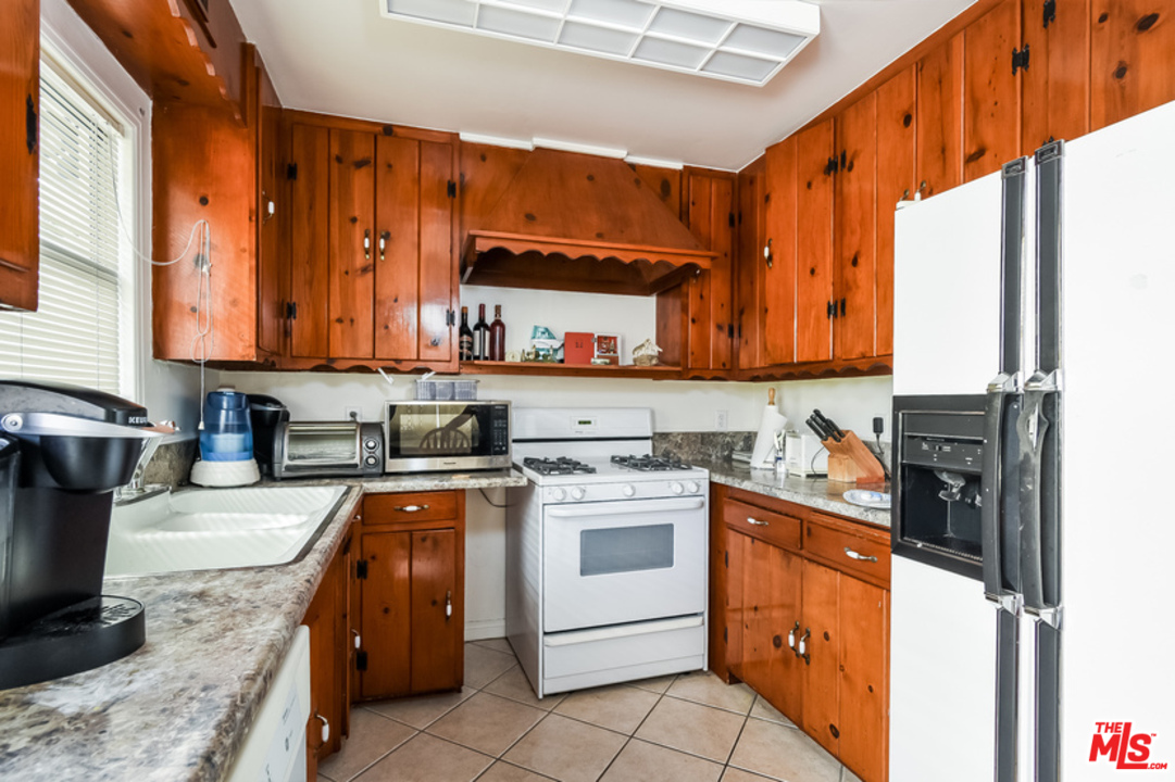25252 De Wolfe Road Newhall, CA 91321 - Photo 4 of 16