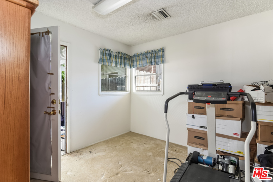 25252 De Wolfe Road Newhall, CA 91321 - Photo 7 of 16