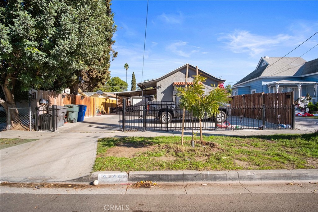 3420 Comer Avenue Riverside, CA 92507 - Photo 9 of 26 a view of a swimming pool with sitting area