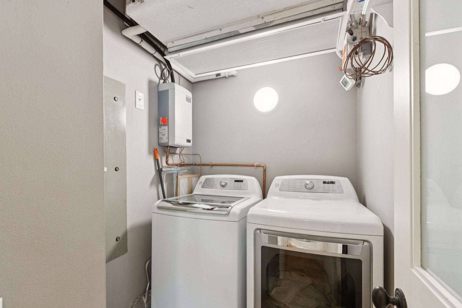 132 East Delaware Place, Unit 4803 Chicago, IL 60611 - Photo 45 of 53 a utility room with dryer and washer