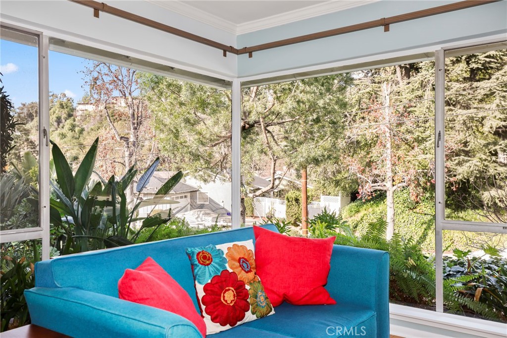 2064 Oak Valley Road Glendale, CA 91208 - Photo 5 of 57