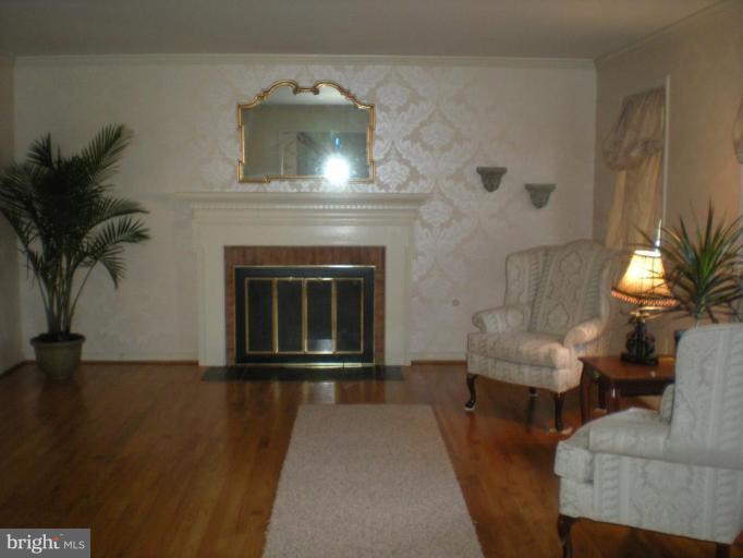 1232 Pine Hill Road McLean, VA 22101 - Photo 4 of 23 Living Room