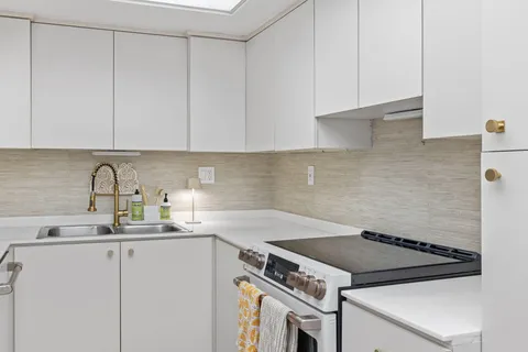 $585,000 | 3440 South Ocean Boulevard, Unit 107S, Palm Beach, FL 33480